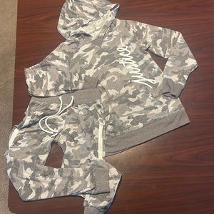 Gently used girls Justice joggers suit. Tops is size 10 and bottoms are size 8.